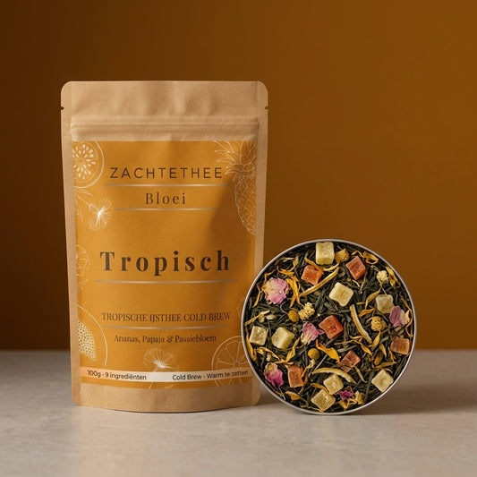 Bloei Tropisch doypack naast een schaal met de droge melange: Sencha, ananas, papaja en rozenblaadjes