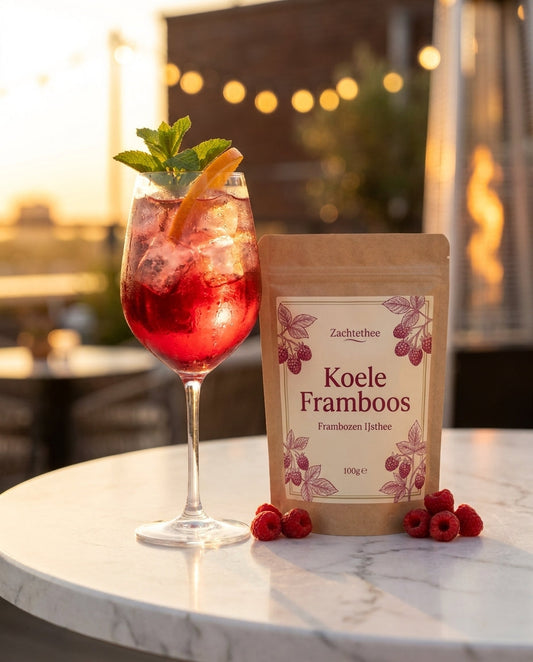 Alcoholvrije frambozen-spritz met Koele Framboos cold brew ijsthee op een rooftop bij zonsondergang