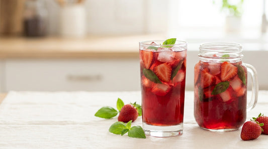 Aardbei-basilicum cold brew ijsthee in glas en mason jar met aardbeien en basilicum