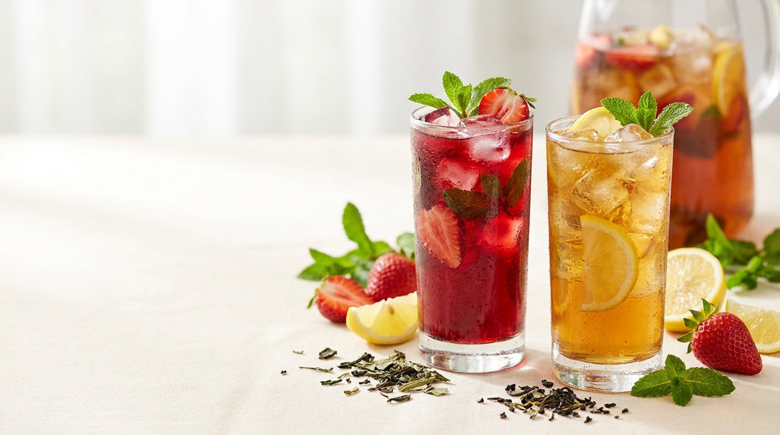 Cold brew en warm gezette ijsthee naast elkaar in twee glazen met fruit