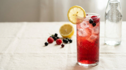 Bruisende bessen-citroen spritz met ijs, citroenschijfje en wilde bessen