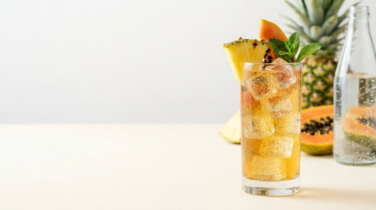 Tropische sparkling iced tea met ananas, papaja, munt en ijs