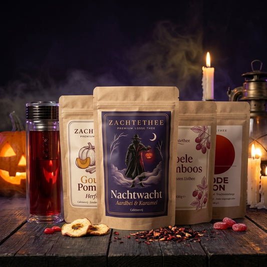 Vervloekt Pakket — Nachtwacht, Gouden Pompoen, Koele Framboos, Rode Zon en de Stoomdraak glazen theefles in een donkere Halloween-setting
