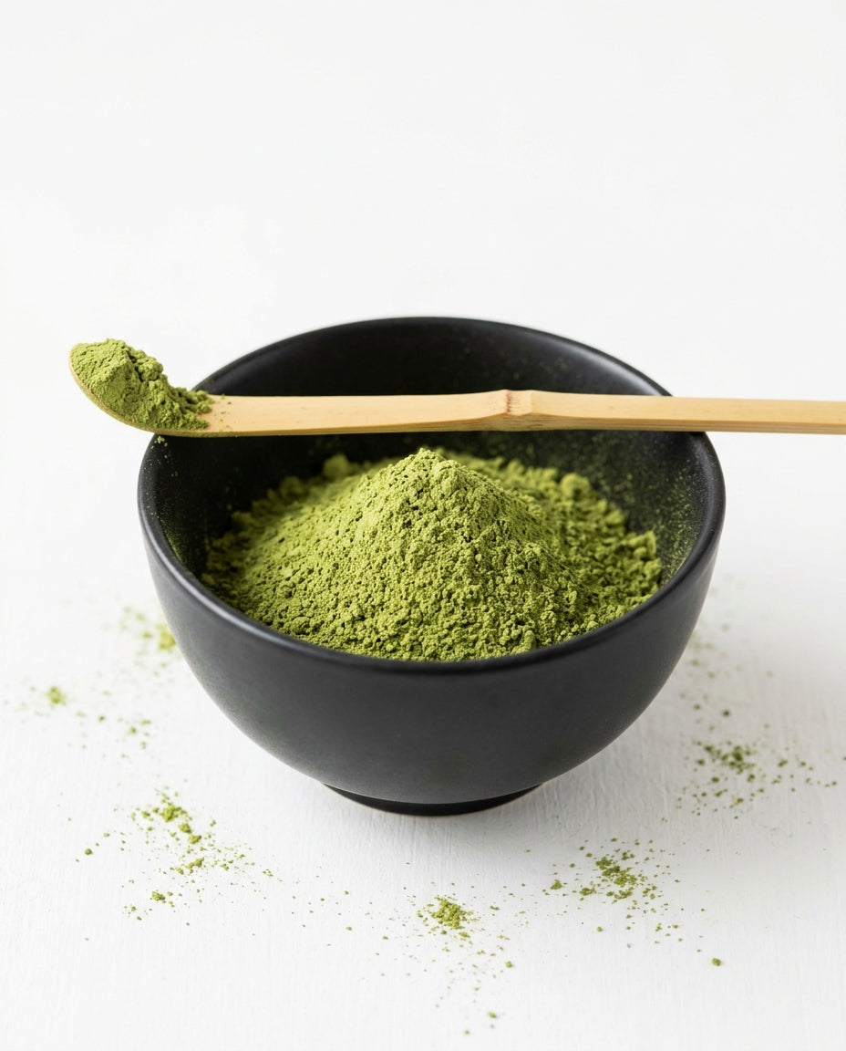 Schaduwblad matcha in de kom
