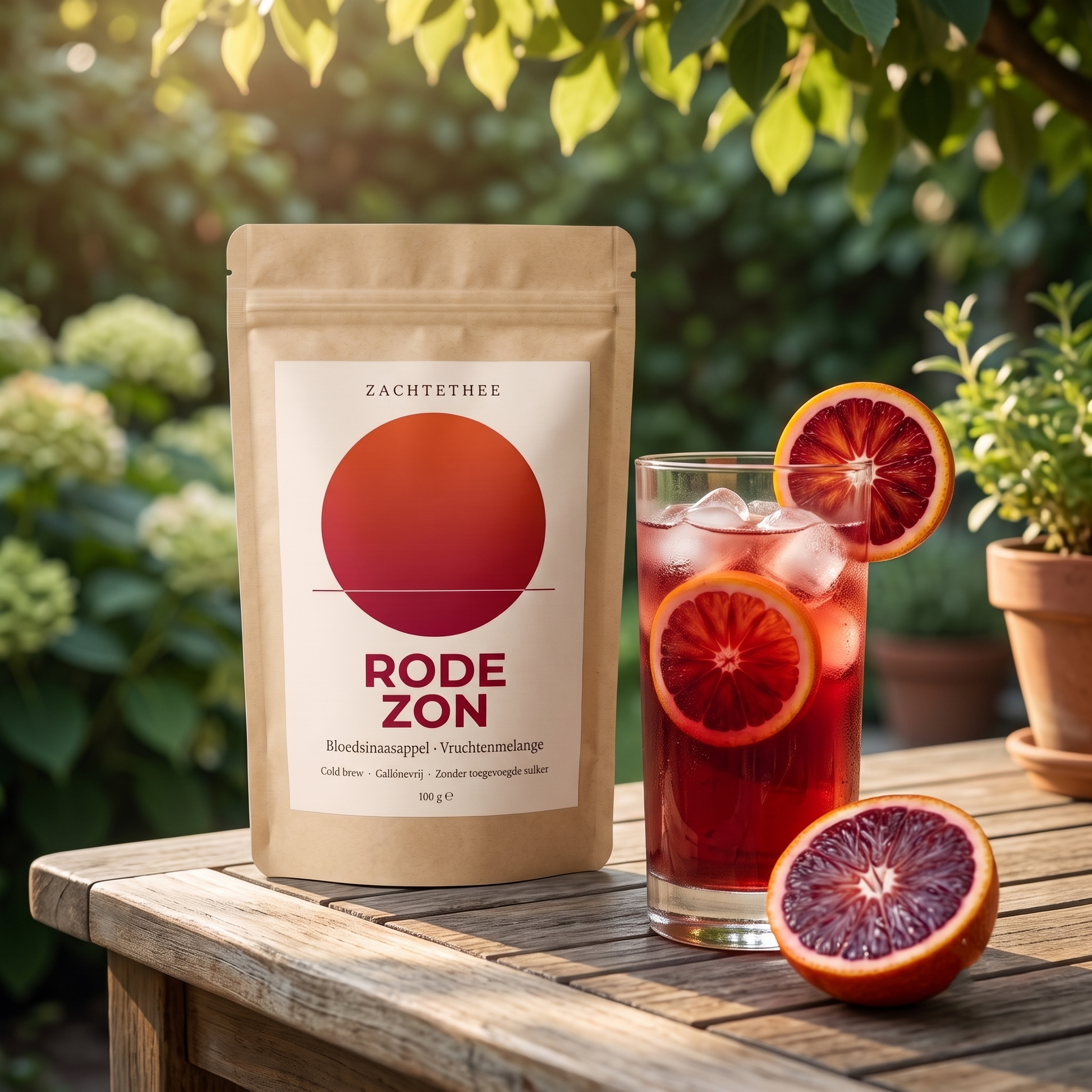 Bloedsinaasappel, hibiscus en appel trekken in koud water - cold brew