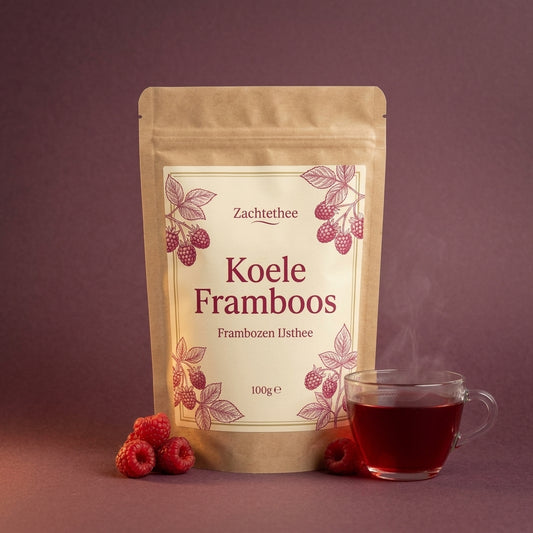 Koele Framboos losse thee in kraft doypack op pruimkleurige achtergrond met verse frambozen en een glas gezette thee